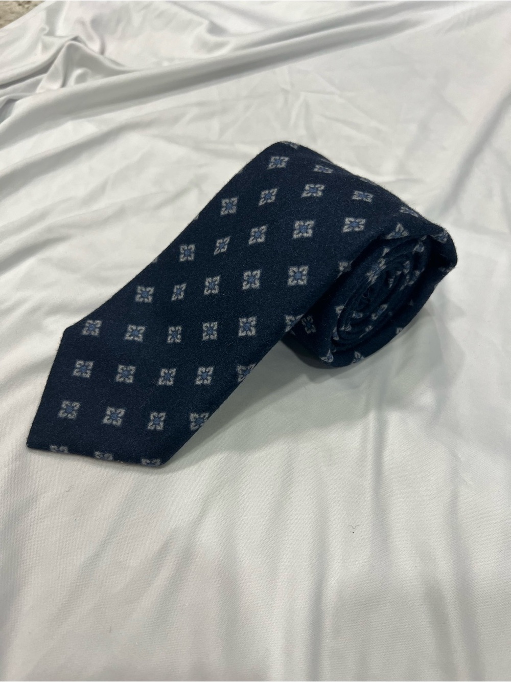 Breuer Men's Navy Blue Geometric Pattern Pointed Necktie 100% Wool 57”